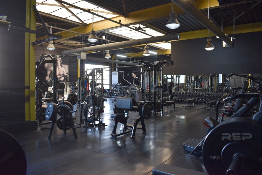 De krachtzaal van HRM Fitness